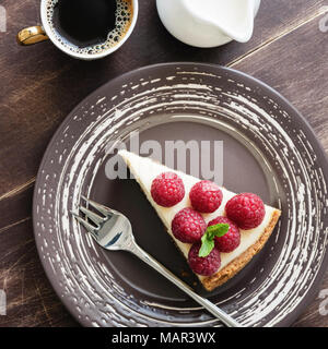 Käsekuchen mit Himbeeren, Kaffee und Sahne. Ansicht von oben, Quadrat Erntegut Stockfoto