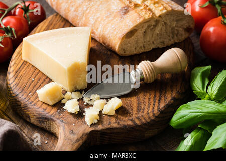 Parmesan und frischem ciabatta Brot auf Holz Schneidebrett, Detailansicht, selektiver Fokus Stockfoto