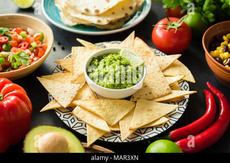 Guacamole, Tortilla Chips und Salsa. Mexikanisches Essen auswahl. Detailansicht, selektiver Fokus Stockfoto