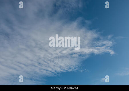 Weiße Wolken am blauen Himmel Stockfoto