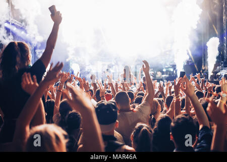 Portrait der glücklichen Menge genießen Musik Festival Stockfoto