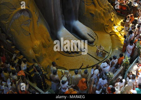 Mahamastakabhisheka Festival - die Salbung des Bahubali Gommateshwara Statue bei Shravanabelagola in Karnataka, Indien. Es ist eine wichtige Stockfoto