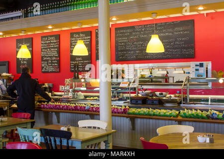 16. März 2018 Die warm beleuchteten Innenraum der große Restaurant hauptsächlich von Touristen in das Dorf Blarney Castle im County Cork Irland Stockfoto