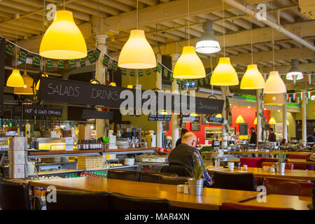 16. März 2018 Die warm beleuchteten Innenraum der große Restaurant hauptsächlich von Touristen in das Dorf Blarney Castle im County Cork Irland Stockfoto