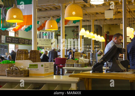 16. März 2018 Die warm beleuchteten Innenraum der große Restaurant hauptsächlich von Touristen in das Dorf Blarney Castle im County Cork Irland Stockfoto