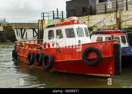 16. März 2018 kleine Boote in dem kleinen malerischen Hafen von Cobh Cork Irland Günstig Stockfoto