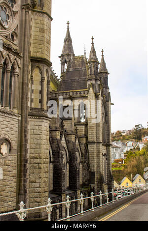 Auf der Dachterrasse, Säulen und Türme der gotischen Stil St Colmans Römisch-katholische Kathedrale in der Stadt Cobh in der Grafschaft Cork Irland Stockfoto