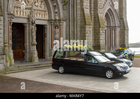 Ein Leichenwagen und ein Begräbniswagen parkten vor St. Colman's Kathedrale in Cobh Cork Irland während eines Dienstes für ein Lokaler Würdenträger Stockfoto