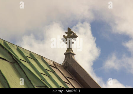 Auf der Dachterrasse keltische Kreuz auf dem Dach Höhepunkt der gotischen Stil St Colmans Römisch-katholische Kathedrale in der Stadt Cobh in der Grafschaft Cork Irland Stockfoto