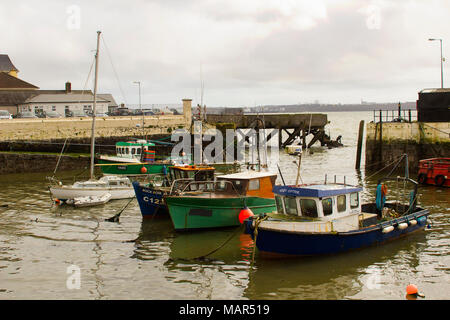 16. März 2018 kleine Boote in dem kleinen malerischen Hafen von Cobh Cork Irland Günstig Stockfoto