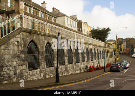 16. März 2018 Eine historische Hangstabilisierung Wand aus Naturstein passende St. Colman's Kathedrale in der Stadt historische von Cobh Cork Irland Stockfoto