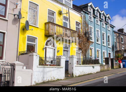 16. März 2018 eine Reihe von farbenfrohen traditionellen viktorianischen Reihenhäuser in die Kathedrale der Stadt Cobh Cork Irland Stockfoto