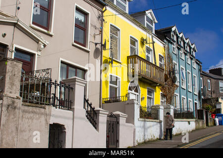 16. März 2018 eine Reihe von farbenfrohen traditionellen viktorianischen Reihenhäuser in die Kathedrale der Stadt Cobh Cork Irland Stockfoto