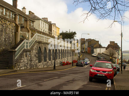 16. März 2018 Eine historische Hangstabilisierung Wand aus Naturstein passende St. Colman's Kathedrale in der Stadt historische von Cobh Cork Irland Stockfoto