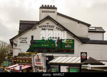 Blarney Cork Irland die Beschilderung auf der Giebelwand des Muskerry Arme ein traditionelles irisches Pub an der Hauptstraße der Stadt Stockfoto