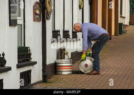 16. März 2018 Cobh Cork Irland ein pub Vermieter drop Aluminium Fässer Bier in einem traditionellen Weinkeller für die Lagerung Stockfoto