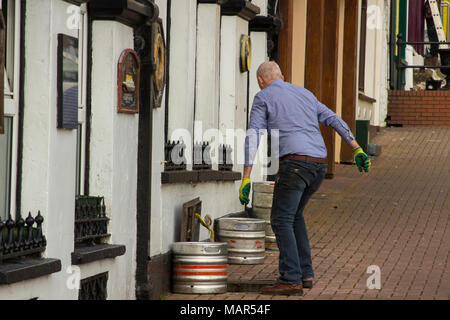 16. März 2018 Cobh Cork Irland ein pub Vermieter drop Aluminium Fässer Bier in einem traditionellen Weinkeller für die Lagerung Stockfoto