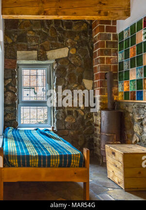 Schlafzimmer mit einem Bett in einem Chalet. Stockfoto