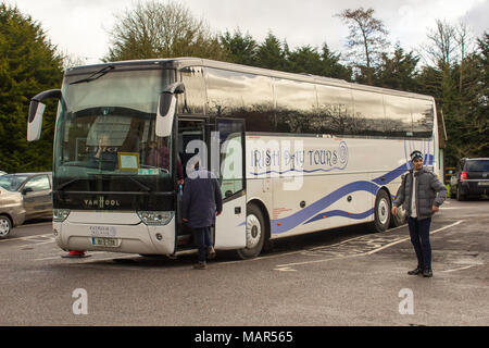 16. März 2018 Passagiere auf ihrer Tour Trainer durch ihre Führer führte in der berühmten Dorf Blarney in County Cork Irland Stockfoto