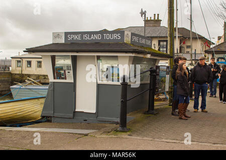 16. März 2018 Touristen sammeln an der Hauptstraße neben dem Spike Island Tour Zentrum in der berühmten Stadt Cobh Irland Stockfoto