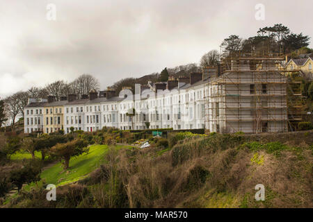 Alten viktorianischen Reihenhaus in der irischen Stadt Cobh in der Grafschaft Cork mit Blick auf den berühmten Hafen Stockfoto