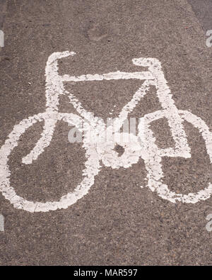 April 2018 - Fahrrad und Fahrradwege in North Bristol neben der A38 Trunk Road. Stockfoto