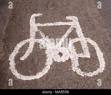 April 2018 - Fahrrad und Fahrradwege in North Bristol neben der A38 Trunk Road. Stockfoto