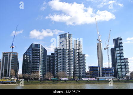 Luxus Apartment Blocks; die Corniche [Links], der Dumont [center, im Bau], Meran [Rechts], Albert Embankment, London, England, Großbritannien Stockfoto