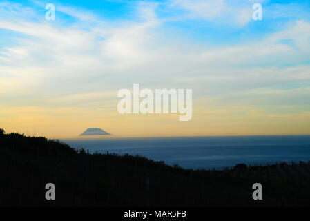 Die Insel Stromboli. Einer der acht Äolischen Inseln. Von Sizilien aus gesehen. Stockfoto