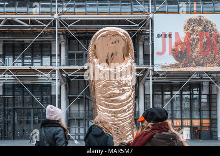 PARIS, Frankreich - Feb 27,2018: Mädchen Blick auf die Statue des Goldenen Finger in der Nähe des Centre Pompidou. Stockfoto