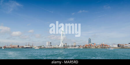 Portsmouth Harbour Skyline vom Meer mit Spinnaker Tower Stockfoto