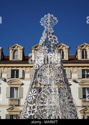 TURIN, Italien - ca. Januar 2018: Weihnachtsbaum in der Piazza Castello Stockfoto