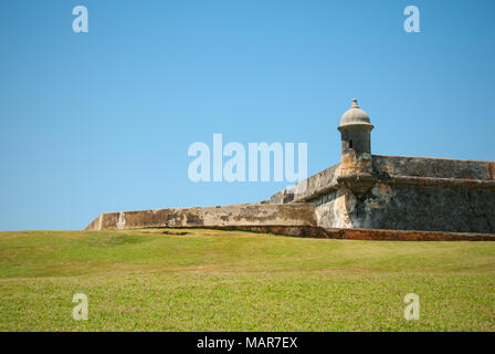 Grüne Ebenen und ein Teil von Castillo San Felipe del Morro in San Juan, Puerto Rico Stockfoto