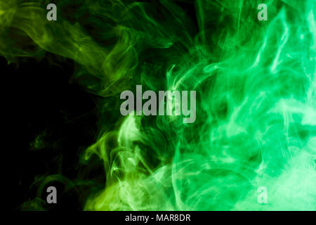 Dicke bunte grünen Rauch von Blau, Rosa und Violett auf einem schwarzen Hintergrund isoliert. Hintergrund aus dem Rauch von vape Stockfoto