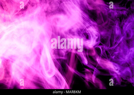 Dicke bunte rosa Rauch auf einem schwarzen Hintergrund isoliert. Hintergrund aus dem Rauch von vape Stockfoto