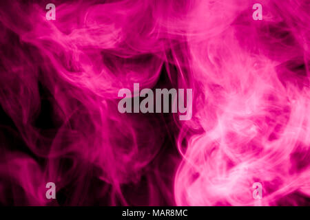 Dicke bunte rosa Rauch auf einem schwarzen Hintergrund isoliert. Hintergrund aus dem Rauch von vape Stockfoto