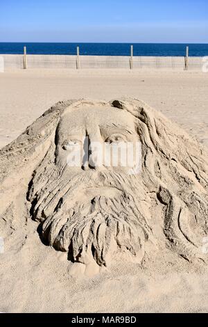 Sand Skulptur von Jesus Christus am Ostersonntag im Ocean City Maryland Beach, USA Stockfoto