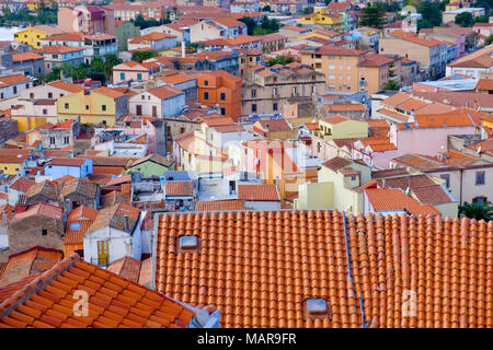 Blick über die bunten Häuser mit orangefarbenen Dächer in Bosa Sardinien Italien Stockfoto