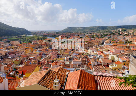 Panoramablick über die bunten Häuser mit orangefarbenen Dächer in Bosa Sardinien Italien Stockfoto