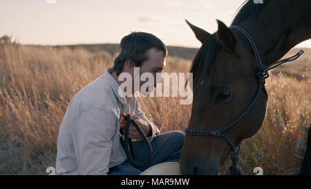 RELEASE DATE: April 13, 2018 TITEL: Der Reiter Studio: Sony Pictures Classics REGISSEUR: Chloe Zhao PLOT: Nach einem in der Nähe von schweren Kopfverletzungen, ein junger Cowboy verpflichtet sich, die Suche nach einer neuen Identität und was es bedeutet, ein Mann in den Heartland von Amerika zu sein. In den Hauptrollen: BRADY JANDREAU wie Brady Blackburn. (Bild: © Sony Pictures Classics/Entertainment Bilder) Stockfoto