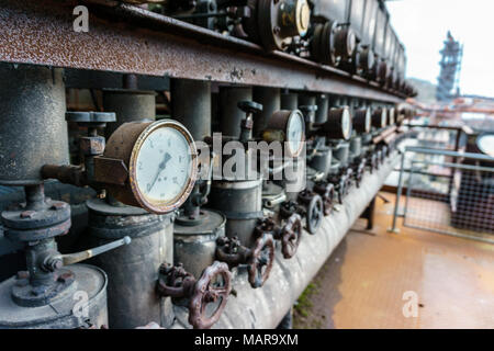 Alte Manometer in einem Puffer. Motor Zimmer Detail einer Dampflokomotive. Stockfoto