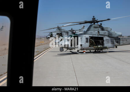 Us Marine Corps Piloten und Flight Crew Chiefs nehmen Sie mit UH-1Y Venom während Luft zu Boden Verfeinerung in der Unterstützung von Waffen und Taktiken Tauchlehrer Kurs 2-18 bei Marine Corps Air Station Yuma, Yuma, Ariz., April 2. WTI ist ein sieben-wöchigen Schulungsveranstaltung durch Marine Aviation Waffen und Taktiken Squadron 1 Kader, die betriebliche Integration der sechs Funktionen des Marine Corps Luftfahrt, bei der Unterstützung einer Marine Air Ground Task Force betont und bietet standardisierte Advanced Tactical Training und Zertifizierung der Ausbilder Qualifikationen zu Marine Aviation Training und Rea support gehostet Stockfoto