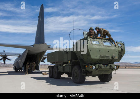 Marines von Kilo. Akku, 2. Bataillon, 14 Marine Regiment, bauen Sie ein M142 High Mobility Artillery Rocket System (HIMARS) nach transportiert werden auf eine Luftwaffe MC-130, auf Dugway Proving Grounds, Utah, März. 30., 2018. Marines von Kilo Batterie flogen von Fort Campbell, Ky., Dugway, wo Sie entladen und feuerte vier HIMARS Raketen, die eine einzigartige Fähigkeit, die kommandeure mehr Optionen mit Bedrohungen zu begegnen, wenn die anderen Optionen nicht angemessen sind. (Marine Corps Foto von Lance Cpl. Niles Lee) Stockfoto