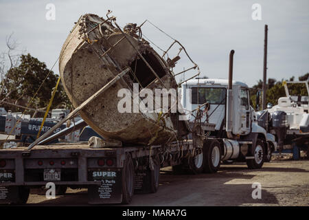 FAJARDO, Puerto Rico, 30. Januar 2018 - Lkw haul beschädigte Schiffe der US-Armee Korps der Ingenieure (Usace) werden, damit sie von ihnen verfügen können. Diese Schiffe durchlaufen einen Prozess der endgültigen Entsorgung von giftigen Materialien. Der Umweltschutz Agency (EPA), das in Zusammenarbeit mit dem U.S. Coast Guard (USCG) und FEMA, hat die Mission, die die Identifizierung und Beseitigung von ordnungsgemäß Schiffe und deren gefährliche Abfälle und Elektronik während der Wiederherstellung nach Hurrikan Maria Puerto Rico im vergangenen September getroffen. Die FEMA/Eduardo Martinez Stockfoto