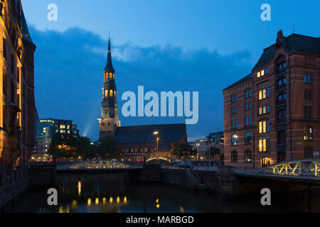 Blick von der Brücke Pickhubenbruecke in Richtung St. Catherine's Church (Deutsch: St. Katharinen) bei Nacht. Speicherstadt, Hamburg, Deutschland Stockfoto