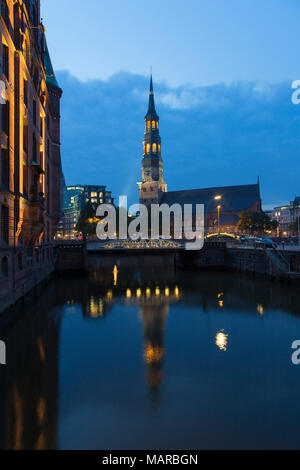 Blick von der Brücke Pickhubenbruecke in Richtung St. Catherine's Church (Deutsch: St. Katharinen) bei Nacht. Speicherstadt, Hamburg, Deutschland Stockfoto