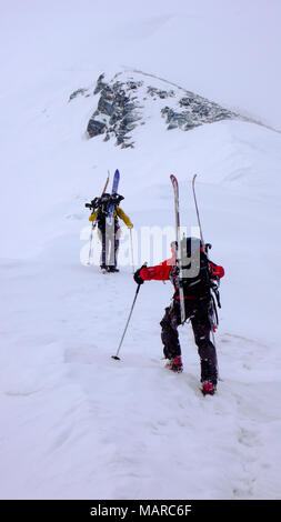 Zwei männliche Bergsteiger auf einem Backcountry Ski Mountaineering Tour bei schlechtem Wetter Stockfoto