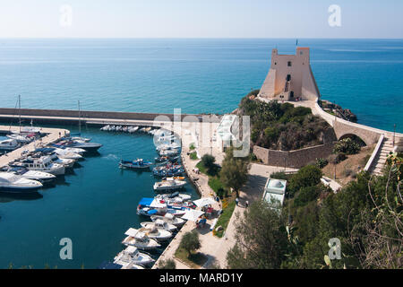 Ein Blick auf den Hafen und die Torre Truglia in der Ortschaft Sperlonga, Italien. Sperlonga ist eine Küstenstadt in der Provinz Latina, Italien, etwa die Hälfte Stockfoto