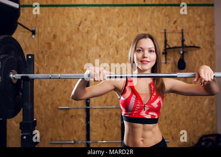 Image der jungen Sportler in Sport Kleidung mit Langhantel Stockfoto