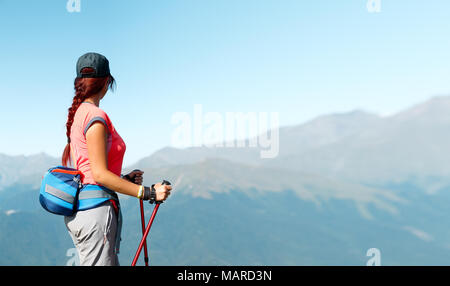 Foto von touristischen Mädchen mit Stöcken für Sport und Rucksack Stockfoto